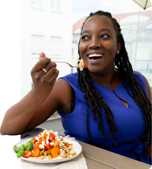 Illustration einer rennenden Frau mit Taschen und einem Hund. Sie sieht dabei glücklich aus.